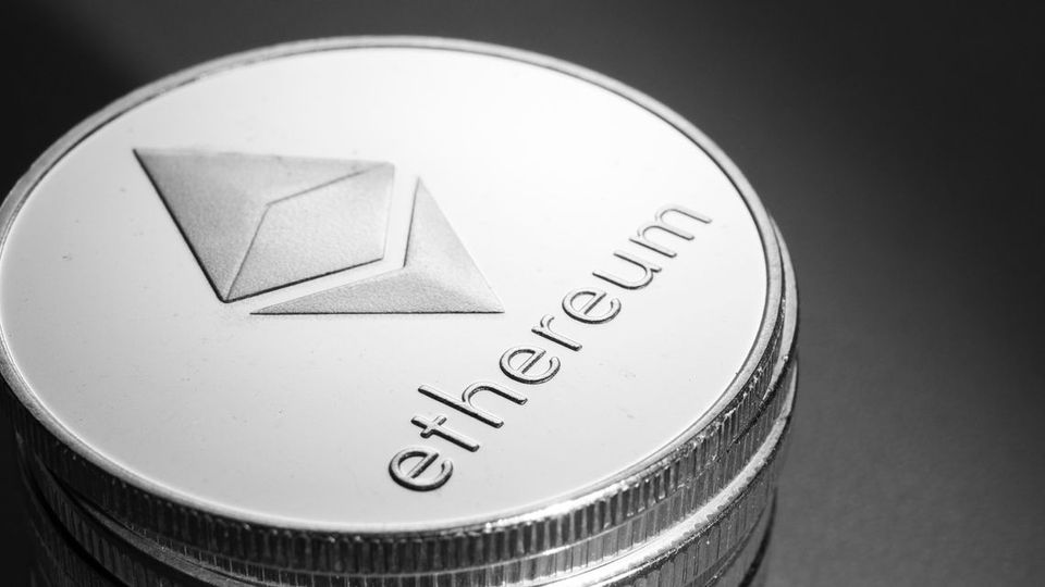 Savaitė kriptoje: Atsinaujinęs Ethereum, nauji reguliaciniai iššūkiai, ginčai dėl Bitkoino "kasimo" ir Warreno Buffetto kalbos apie bankus